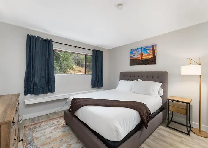 Holiday home 2br Escape With Workspace And Pool Access Sedona